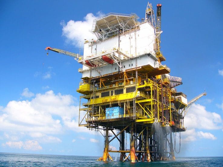 Top 5 Advantages of getting Offshore Oil Rig Job