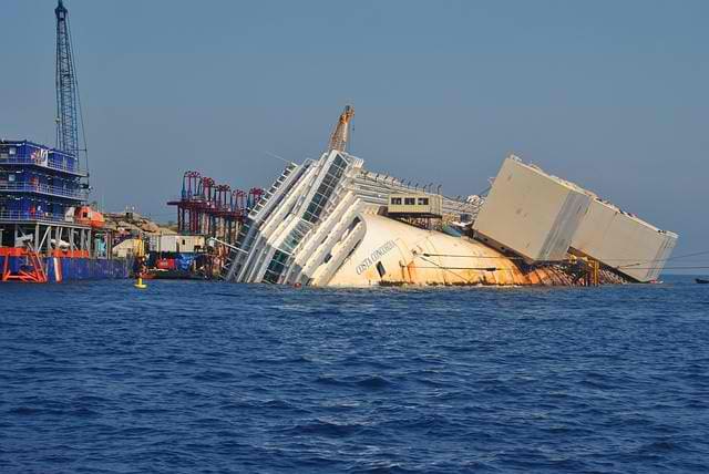 Divers Working on Costa Concordia Cable Connection